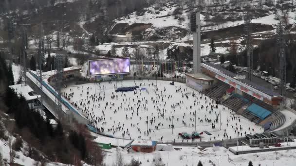 Pessoas e pista de patinação — Vídeo de Stock