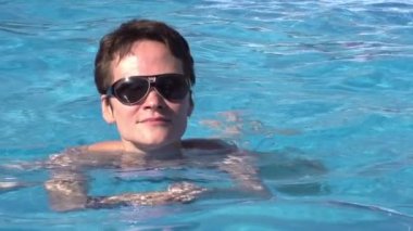 Mavi Yüzme Havuzu su kız modeli