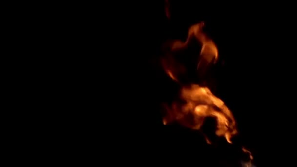 Brand ontbrandt een stroom van licht ontvlambare vloeistof — Stockvideo