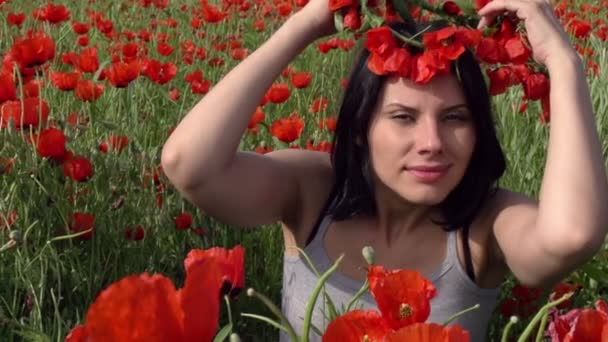 Brunette slowly wears down poppy wreath — Stock Video