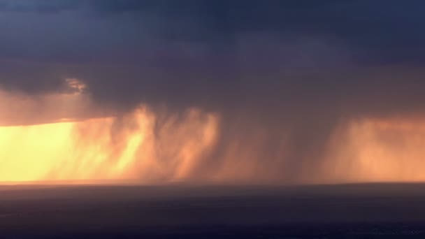 Tempête de pluie puissante au coucher du soleil vue aérienne — Video