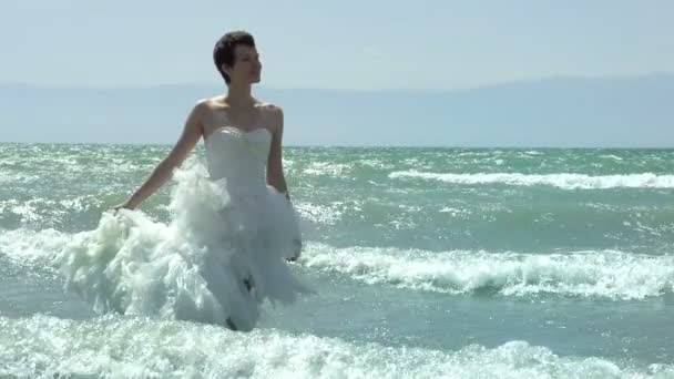 Sposa in un abito da sposa nel surf rolling — Video Stock