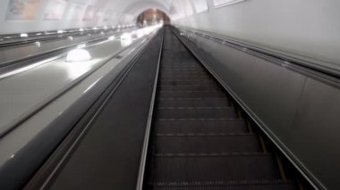 yürüyen merdiven iner