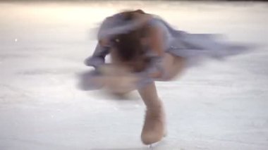 Artistik Patinaj unsuru. küçük kız Artistik Patinaj 