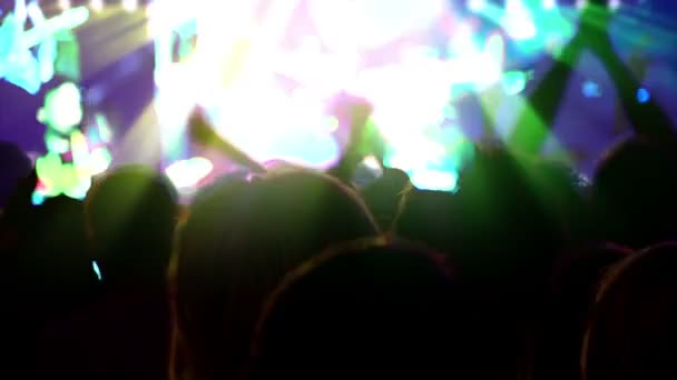 Толпа перед сценой на концерте — стоковое видео