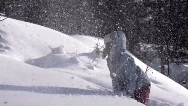 po sněžení. dívka hází měkký sníh