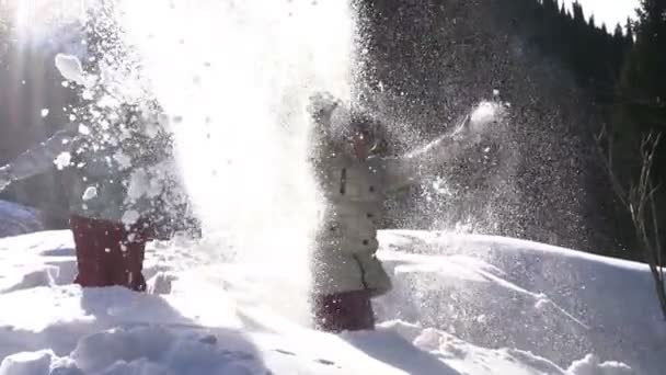 Gioia invernale. Due bimbi vomitano neve — Video Stock