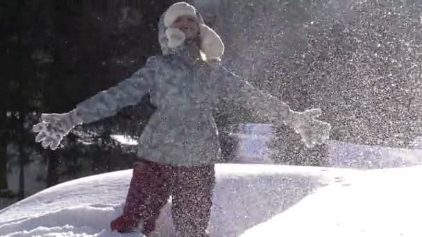 蓬松的雪花。女孩抛出蓬松的雪花 — 图库视频影像