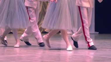 askeri okul öğrencileri klasik dans gerçekleştirin