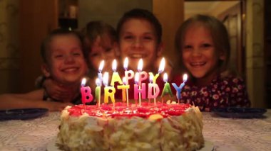 doğum günü pastası ve çocuklar