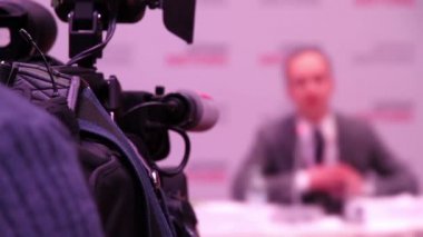 TV kamera odaklı bir adam