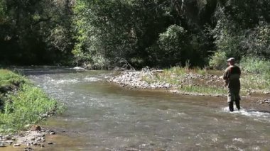 balıkçı bir balık bir iplik yakalar.