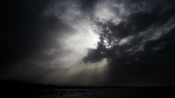 Nubes cubren el sol sobre el mar — Vídeo de stock