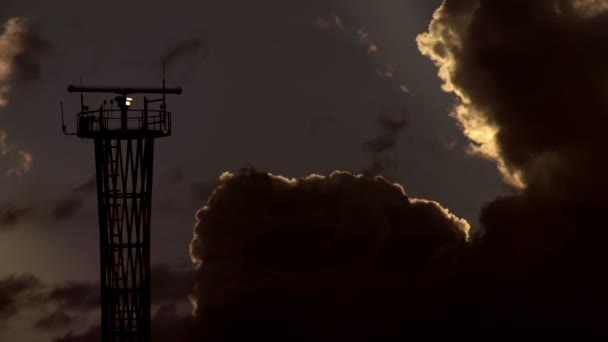 Radar am Flughafen vor dem Hintergrund des wolkenverhangenen Sonnenuntergangs — Stockvideo