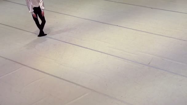 Артистка балета на сцене — стоковое видео