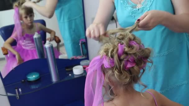 Hair stylist crea una ragazza sulla testa per una serata di gala — Video Stock