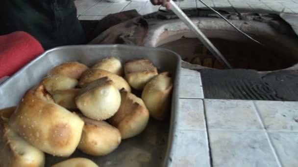 Horno para hacer pan muy extendido en Asia Central — Vídeo de stock