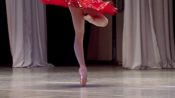 Балерина в красной пачке танцует на сцене — стоковое видео