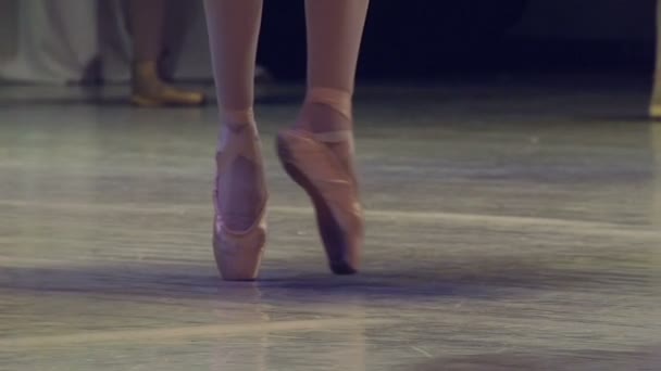 Två balettdansare utför koreografi på scenen — Stockvideo