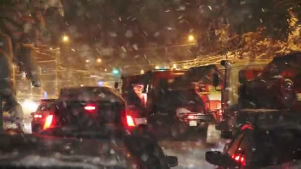 Coches en el atasco de tráfico en la ciudad . — Vídeos de Stock