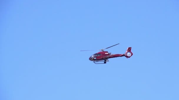 Летящий вертолет — стоковое видео