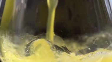 cam içine dökülür portakal suyu