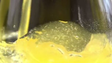 cam içine dökülür portakal suyu