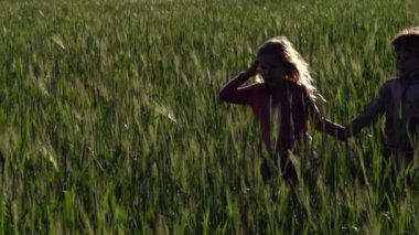 kız ve oğlan kaçarken alanda