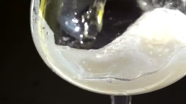 Champanhe é derramado em vidro — Vídeo de Stock