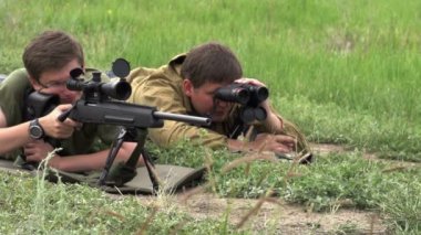 sniper atış yapar.