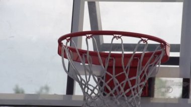 Basketbol sepet topu girer