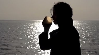 bir bardak şarap ile kız