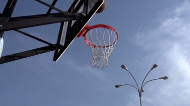 Elini adam topu atar