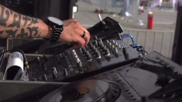 Control de equipos DJ de música — Vídeo de stock