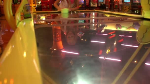 Ragazza che gioca air hockey — Video Stock