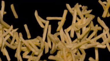 Kızarmış Kızartma ve Siyah Zıplama. Kızartmalar yükseliyor, havada süzülüyor ve siyah bir arka plana atlıyor. Yavaş Hareket