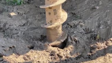 Hidrolik çatlaklar için kuyu açıyorum. Sondaj kulesi toprağı büyük bir derinlikten kaldırıyor.