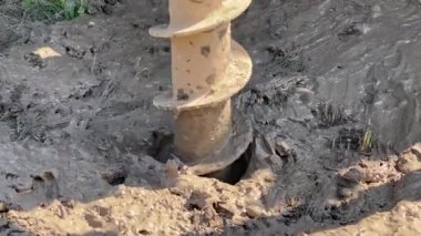 Hidrolik çatlaklar için kuyu açıyorum. Sondaj kulesi toprağı büyük bir derinlikten kaldırıyor.