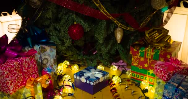 Regalos Navidad Bajo Árbol Cámara Baja Lentamente Bajo Árbol Navidad — Vídeos de Stock