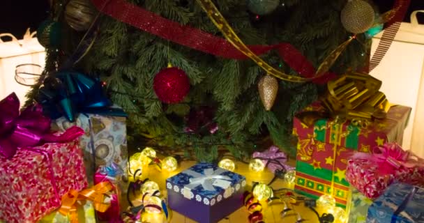 Mejor Regalo Navidad Cámara Baja Lentamente Bajo Árbol Navidad Decorado — Vídeos de Stock