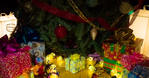 Різдвяні Подарунки Всієї Родини Камера Повільно Спускається Під Прикрашену Ялинку — стокове відео
