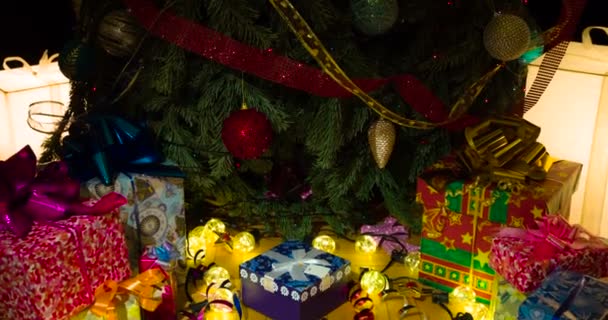 Câmera Lentamente Desce Abaixo Árvore Natal Decorada Abaixo Qual Presentes — Vídeo de Stock
