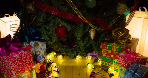 Lugar Para Presente Debaixo Árvore Natal Câmera Lentamente Desce Abaixo — Vídeo de Stock