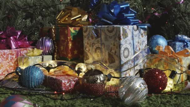 Tatil Geliyor Kamera Parıltılı Fiyonklarla Süslenmiş Hediye Kutuları Noel Ağacı — Stok video
