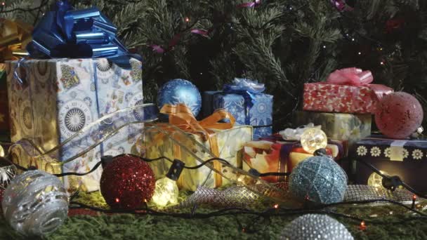 Мила Різдвяна Магія Камера Повільно Рухається Вздовж Різноманітних Подарункових Коробок — стокове відео