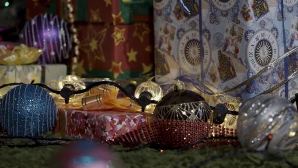 Hediyeler Noel Ağacının Altında Bekliyor Kamera Parıltılı Fiyonklarla Süslenmiş Hediye — Stok video
