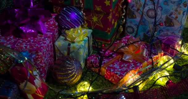 Maravillosas Noches Navidad Cámara Mueve Lentamente Largo Una Variedad Cajas — Vídeos de Stock