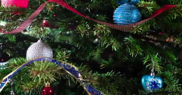 Ljusa Julminnen Julgransgrenar Dekorerade Med Ljusa Glittrande Kransar Och Juldekorationer — Stockvideo