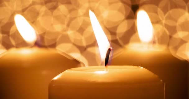 Три Яскраві Свічки Три Великі Свічки Горять Тлі Багатьох Палаючих — стокове відео