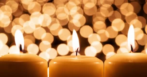 Три Спалені Свічки Ряд Три Великі Свічки Горять Тлі Багатьох — стокове відео